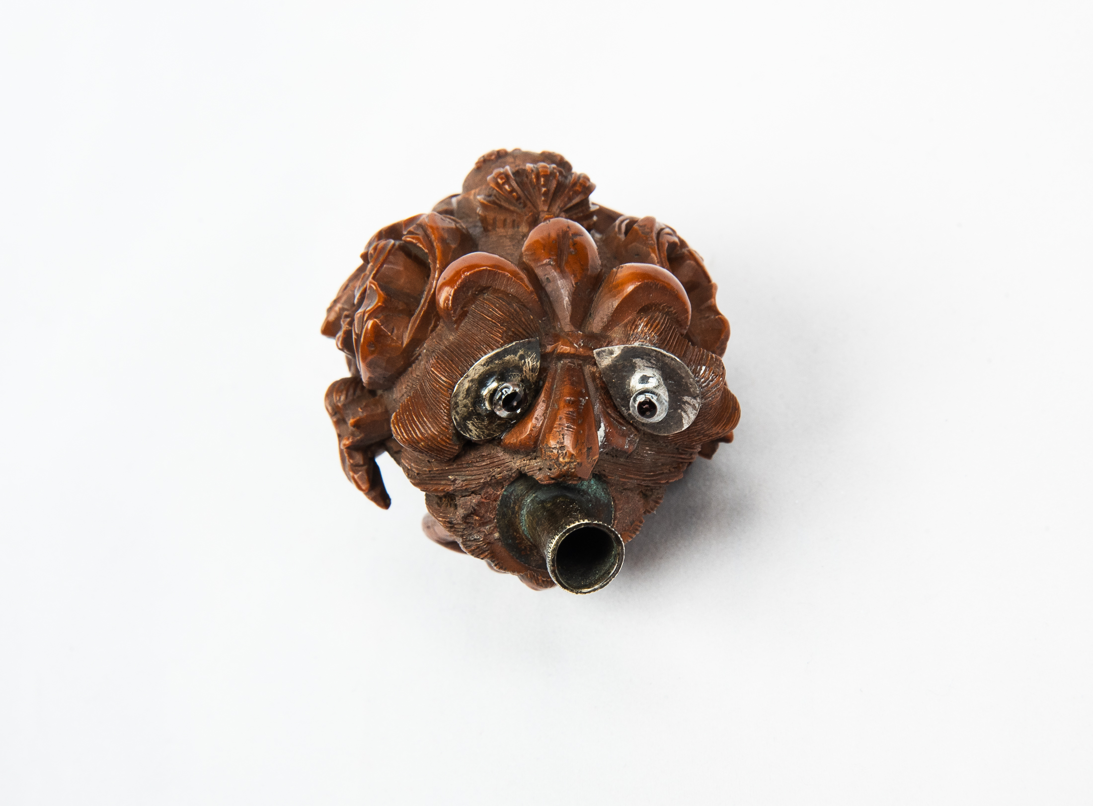Top of the coquilla nut snuff bottle showing its opening and face