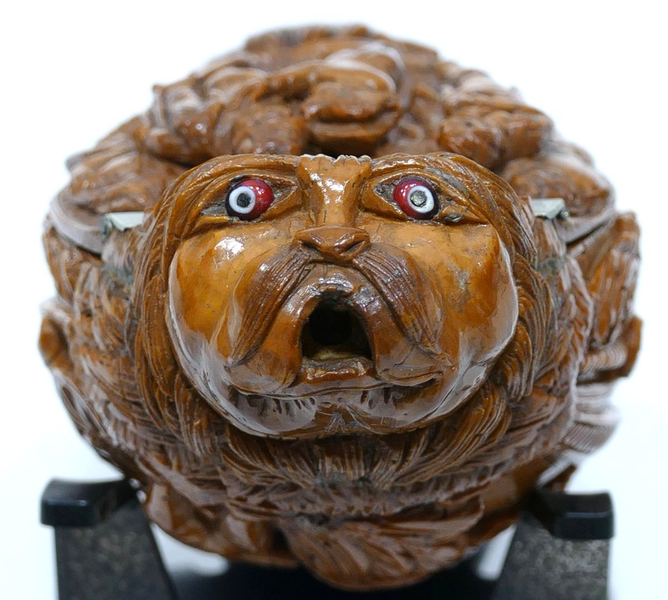 Animal head at the end of the snuff box with inset red eyes